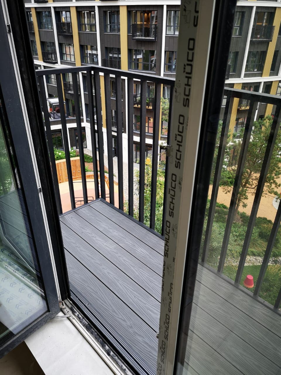 Балкон многоквартирного дома - укладка доски