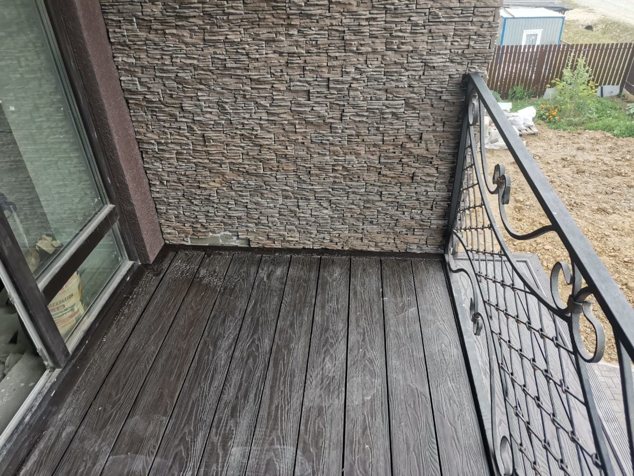 Монтаж террасной доски из ДПК на балконе